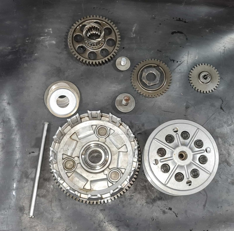 KIT EMBREAGEM (CAMPANA, CUBO, PLATOR, MOLAS) COMPLETA ORIGINAL SUZUKI INTRUDER 1400 (1994)