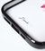 Funda Azucena con bordes antishock y refuerzo de cámara para iPhone 15 Pro.