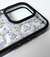 Funda para iPhone 13 Pro con diseño de flores lilas sobre fondo transparente.