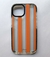 Funda Rayada Naranja con bordes antishock y refuerzo de cámara para iPhone 15.