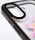 Funda Azucena con bordes antishock y refuerzo de cámara para iPhone 16 Plus.