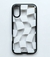 Funda Chess Blanca con bordes antishock y refuerzo de cámara para iPhone 16 Plus.