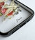 Funda para iPhone 15 Pro Max con diseño de palomas y flores sobre fondo transparente.