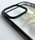 Funda para iPhone 15 Pro Max con diseño de palomas y flores sobre fondo transparente.