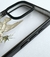 Funda de iPhone 16 con ilustración de palomas y flores en tonos rosados y verdes sobre fondo transparente.