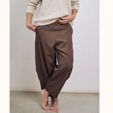 Pantalon "Barrel style" en gabardina melange color avellana.