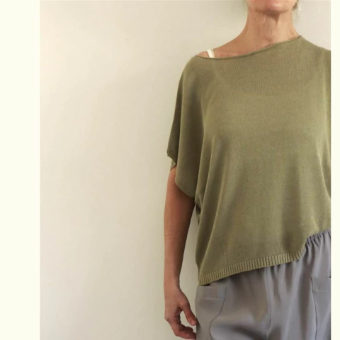 Sweater Poncho tejido en blend de Lino/viscosa color Verde cemento. - comprar online