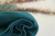 Manta tipo Chal en Merino con Cashmere Petroleo. en internet