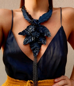 COLLAR HOJAS NEGRAS