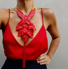 COLLAR HOJAS Y FLECO ROJO