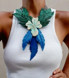 COLLAR HOJAS AZULES
