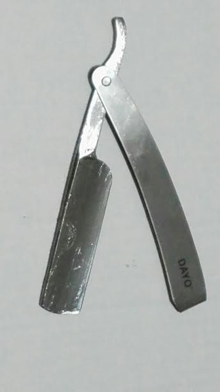 NAVAJA TRADICIONAL BARBERO HOJA ENTERA AFILABLE * MANGO METALICO MARCA DAYO MODELO N1548 en internet
