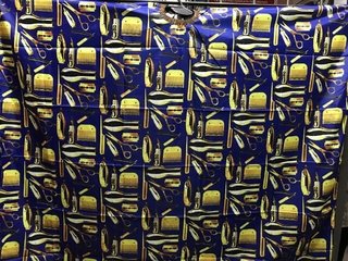 PEINADOR * CAPA DE CORTE DE TELA ESTAMPADA SIMIL BETTY DAIN (NEGRA/AMARILLO ó ROJA/AMARILLO ó AZUL/AMARILLO) (3029) CON TIRAS - TODOPELUQUERIAS