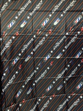PEINADOR * CAPA DE CORTE DE TELA ESTAMPADA BARBERSHOP MODELO OSCURO * Extra grande * Peluquerias 3438 CON TIRAS - TODOPELUQUERIAS
