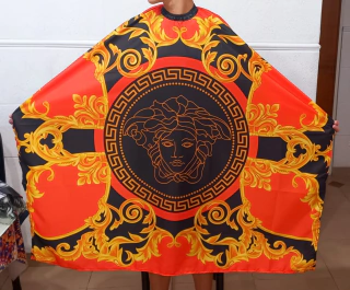 PEINADOR * CAPA DE CORTE DE TELA SIRE ESTAMPADA CUELLO SILVER CON GANCHOS MODELO VERSACE ROJO Y NEGRO C1002