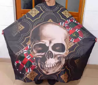 PEINADOR * CAPA DE CORTE DE TELA SIRE ESTAMPADA CUELLO SILVER CON GANCHO MODELO CALAVERA C1002