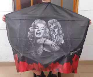 PEINADOR * CAPA DE CORTE DE TELA SIRE ESTAMPADA CUELLO SILVER CON BOTONES MODELO MARILYN MONROE C1003