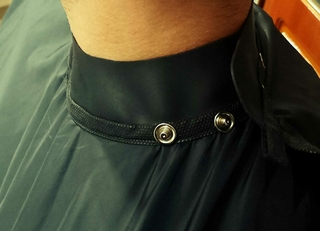PEINADOR * CAPA DE CORTE DE TELA SIRE LISO CUELLO LATEX CON BOTONES * SIMIL TRU C28 - TODOPELUQUERIAS