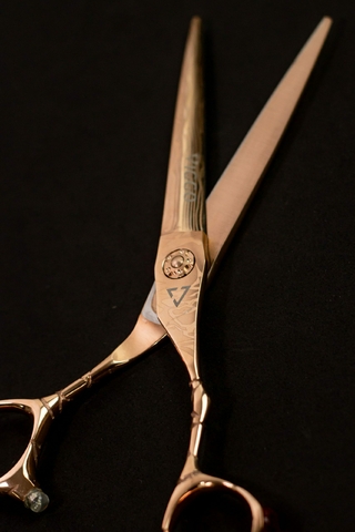 TIJERA V-108 DE 5,5" MARCA VIGGO RUBI GOLD FILO NAVAJA ACERO 440C + ESTUCHE - TODOPELUQUERIAS