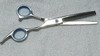 TIJERA DE ACERO CON PUNTO STRASS AZUL DE CORTE FILO NAVAJA ó PULIR DE 5,5 PULGADAS - TODOPELUQUERIAS