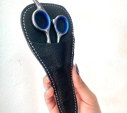 FUNDA PORTA TIJERA INDIVIDUAL DE CUERO DE 15x6 cm. APROXIMADAMENTE