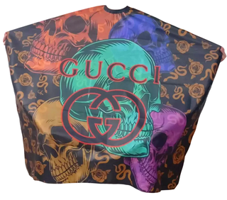 PEINADOR * CAPA DE CORTE DE TELA SIRE ESTAMPADA CUELLO SILVER CON GANCHOS MODELO GUCCI CALAVERA C1002