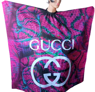 PEINADOR * CAPA DE CORTE DE TELA SIRE ESTAMPADA CUELLO SILVER CON GANCHOS MODELO GUCCI VIBORA C1002