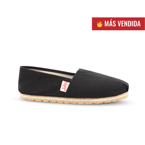 Alpargatas clásicas de color negro, con suela de yute y etiqueta visible.