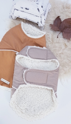 Capa Sherpa Pata Chic - Poá Cappucino Sem Laço na internet