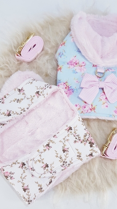 Colete Peitoral Peluciado com Guia Pata Chic - Doce Flor Azul - loja online