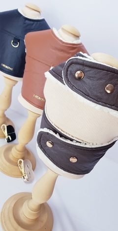 Colete Courano Peitoral Sherpa com Guia Pata Chic - Ocre - loja online
