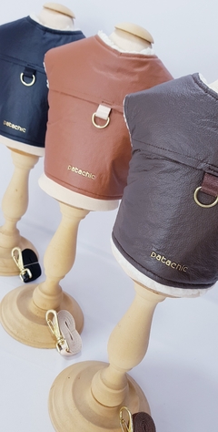Imagem do Colete Courano Peitoral Sherpa com Guia Pata Chic - Ocre