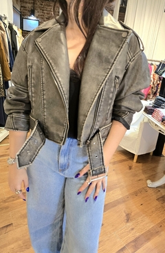 CAMPERA GRIS GASTADA en internet