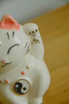 Gatito de la fortuna yin y yang en internet