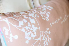 Almohadón con frase somos instantes azul / rosa - comprar online