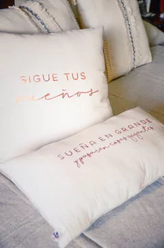 Almohadón con frase sigue tus sueños - cobre / gris - piopio-objetos