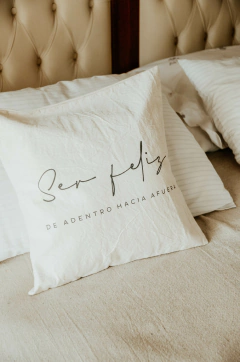 Almohadón frase SER FELIZ - tienda online