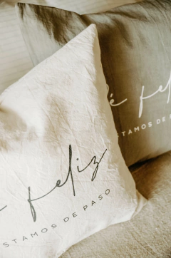 Almohadón frase SER FELIZ en internet