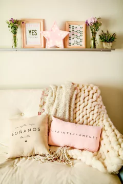 Almohadón con frase soñamos bonito en internet