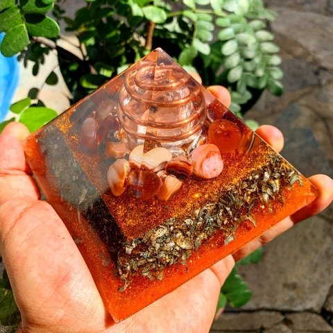 Mini Cheops - Agate Carnelian | Stone of Manifestation, Courage and Action