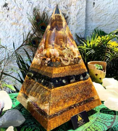 TITAN BUDA ILUMINADO na internet