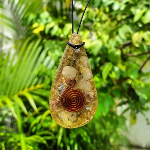 DROP AMULET - RUTILATED QUARTZ / 5CM
