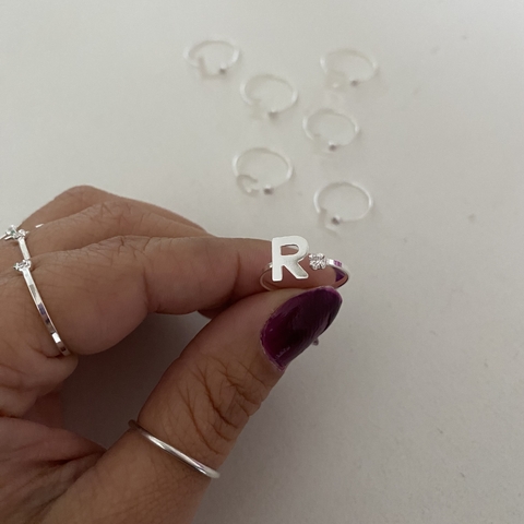 Anel regulavel com letra e zirconia