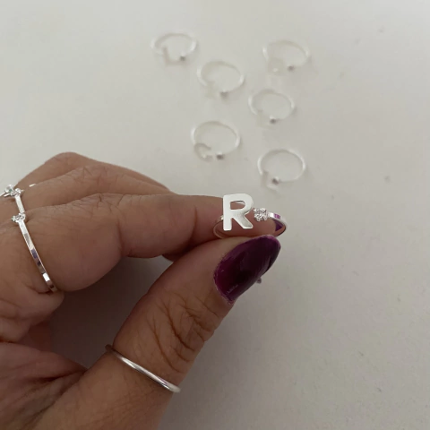 Anel regulavel com letra e zirconia Prata 925