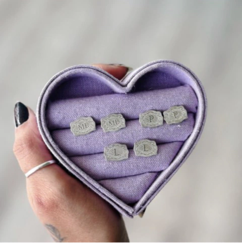 Brinco Fivela com letra - Prata 925