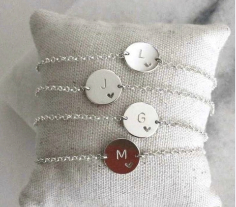 Pulseira redonda com letra - comprar online