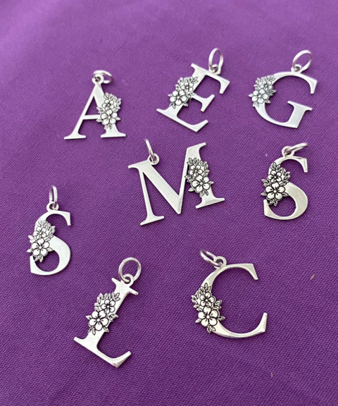 Colar Letra com Flores Prata 925 - comprar online