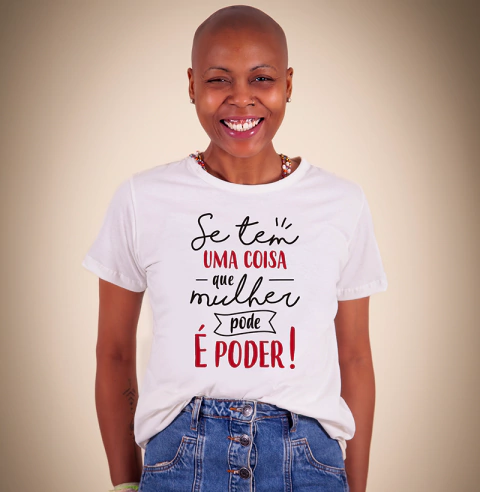 Camiseta Se Tem Uma Coisa Que Mulher Pode é Poder