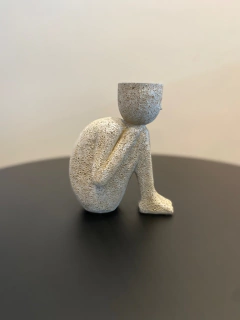 Vaso Pessoa Em Poliresina 15x8x13cm na internet