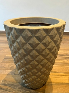 Vaso De Polietileno Diamante 62X40Cm - Bege na internet